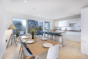Sunny Eco Home minutes from the beach (Tamsin)